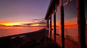 Cabaña para 3 un ambiente orilla de playa Patagonia carretera Austral